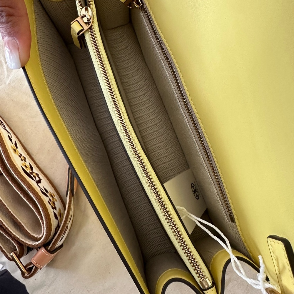 New Tory burch EMERSON PATENT
CONVERTIBLE CROSSBODY VINTAGE LEMON - Picture 10 of 13